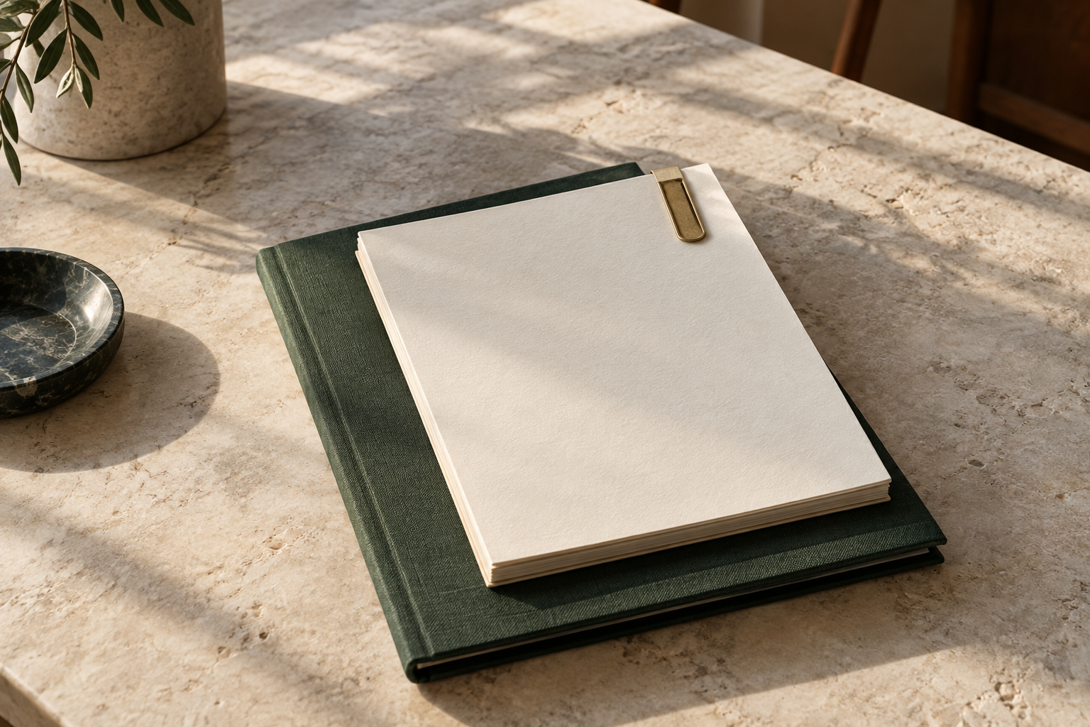 Relevé de compte en papier posé sur un dossier vert en tissu